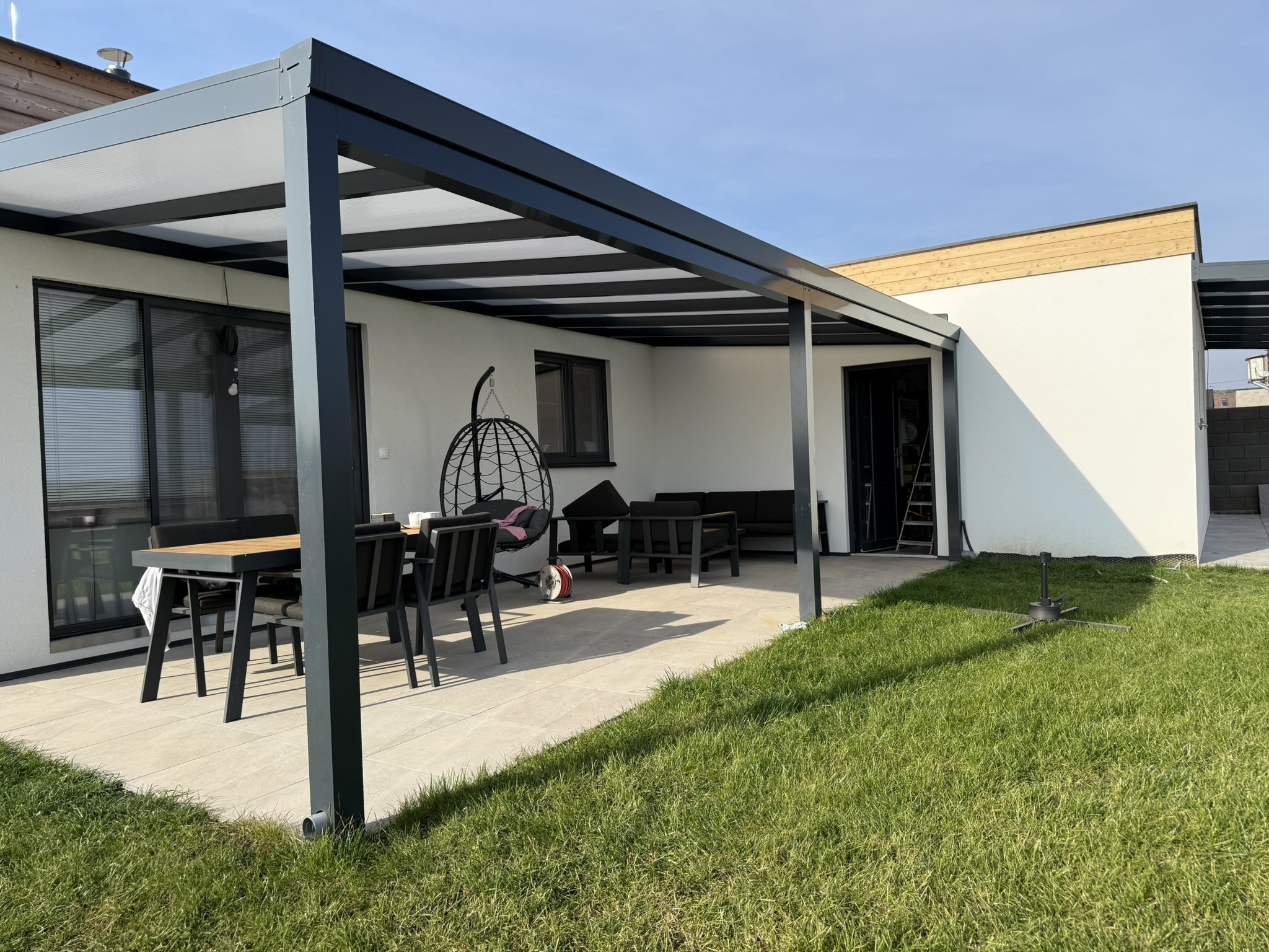 Hliníková pergola jako venkovní hudební studio: Tvořte pod širým nebem